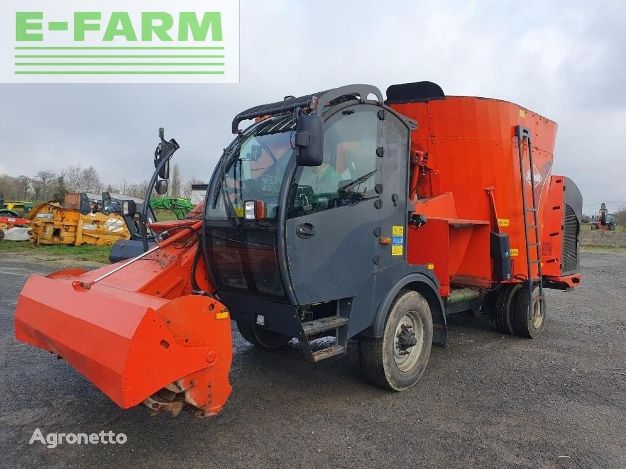 self propelled feed mixer