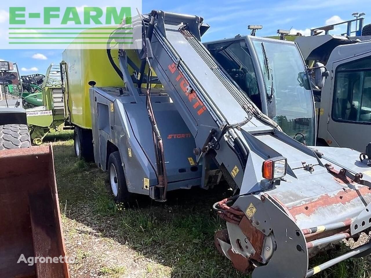 self propelled feed mixer