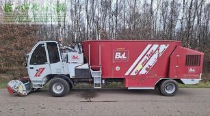 самоходный смеситель-кормораздатчик BvL maximus 1600