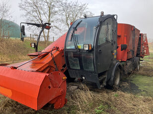 Kuhn SPW14 self propelled feed mixer