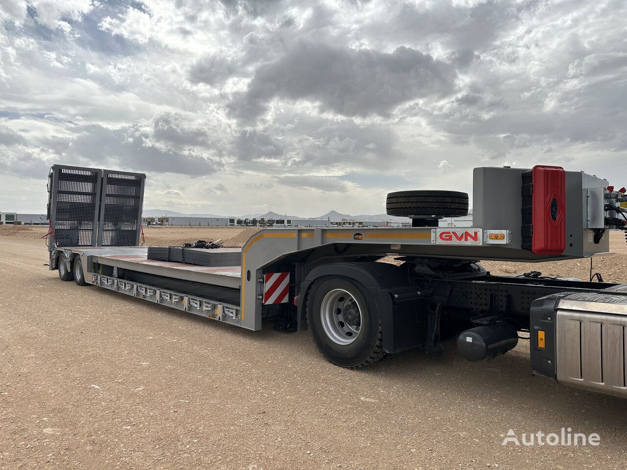 جديدة العربات نصف المقطورة عربة مقطورة مسطحة منخفضة GVN Trailer 2 AXLE HYDRAULIC PLATFORM LOWLOADER