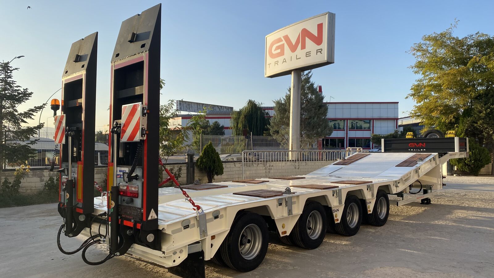 новый полуприцеп низкорамная платформа GVN Trailer 4 AXLE HYDRAULIC PLATFORM LOWBED