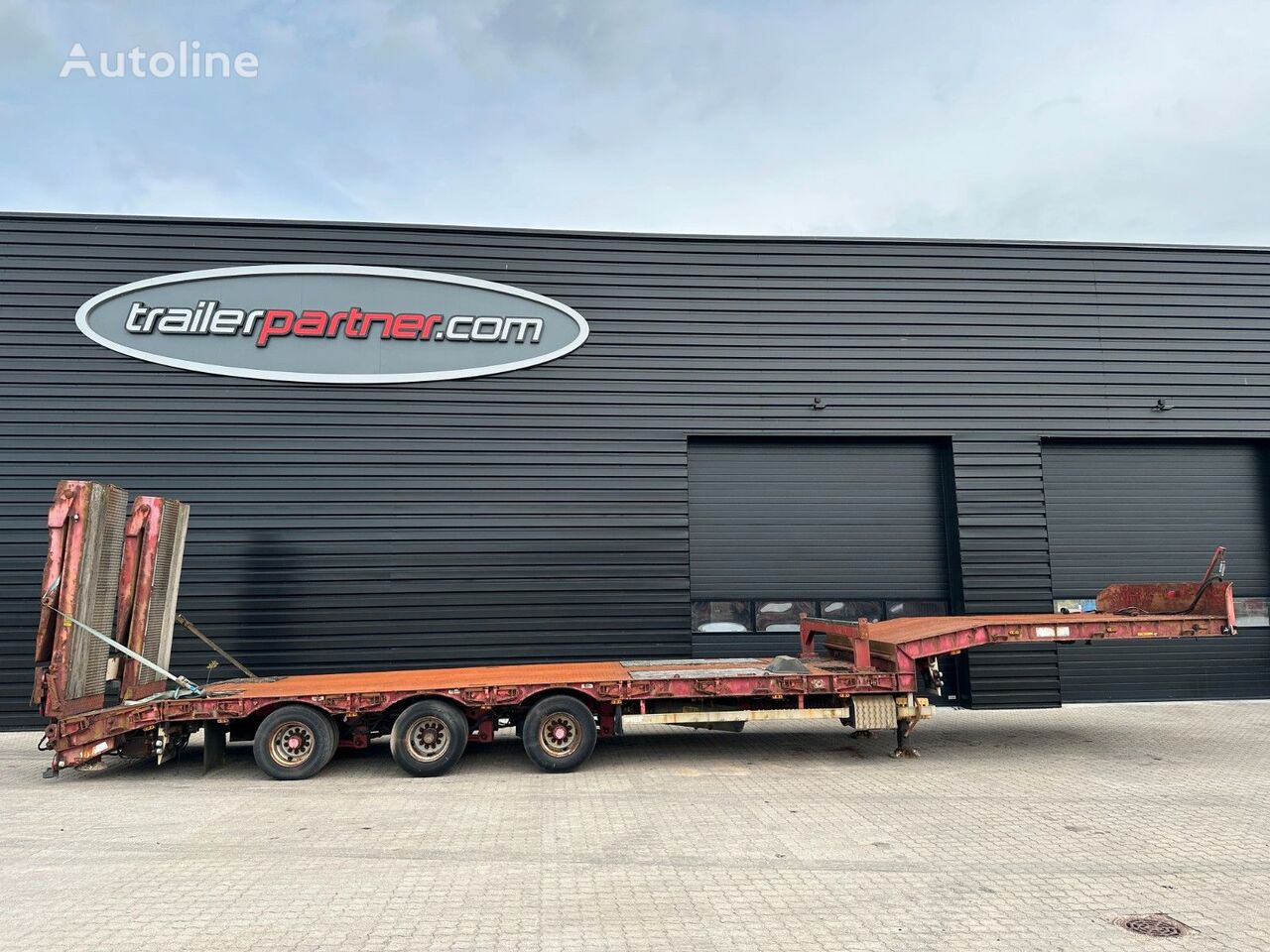 Renders low bed semi-trailer