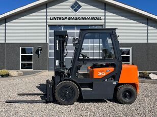 Doosan D30 G med kabine og KUN 57 TIMER FRA NY, MED TIME GARENTI diesel gaffeltruck