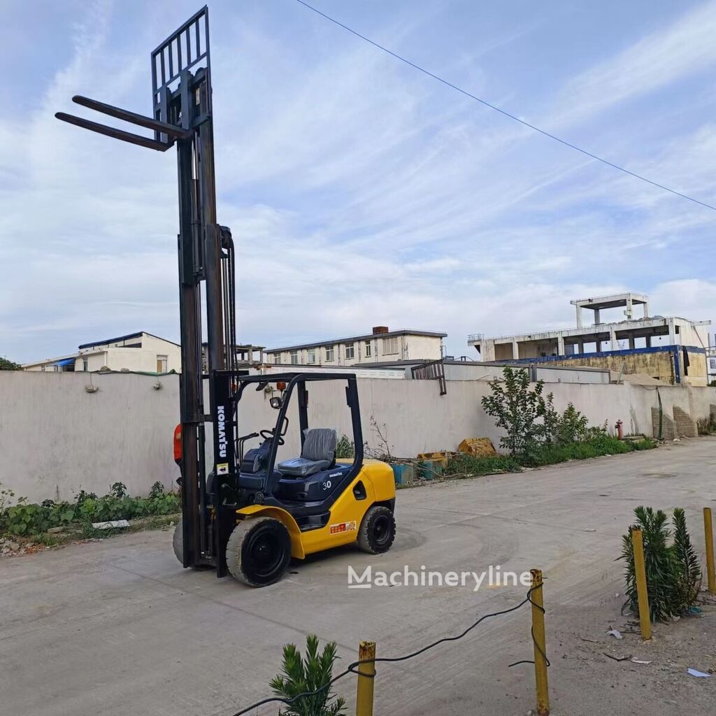 Komatsu FD30 diesel gaffeltruck - Machineryline