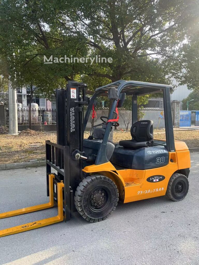 Toyota 7FD30 Diesel-Gabelstapler - Machineryline