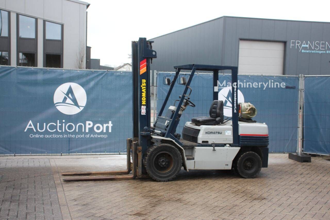 Komatsu FG 30-11 gas forklift - Machineryline