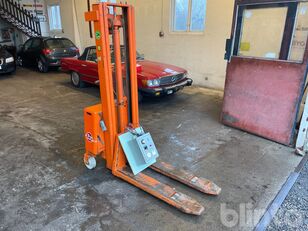 BT SV10BM pallet stacker