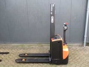 xe nâng pallet đứng lái Toyota SWE 080L