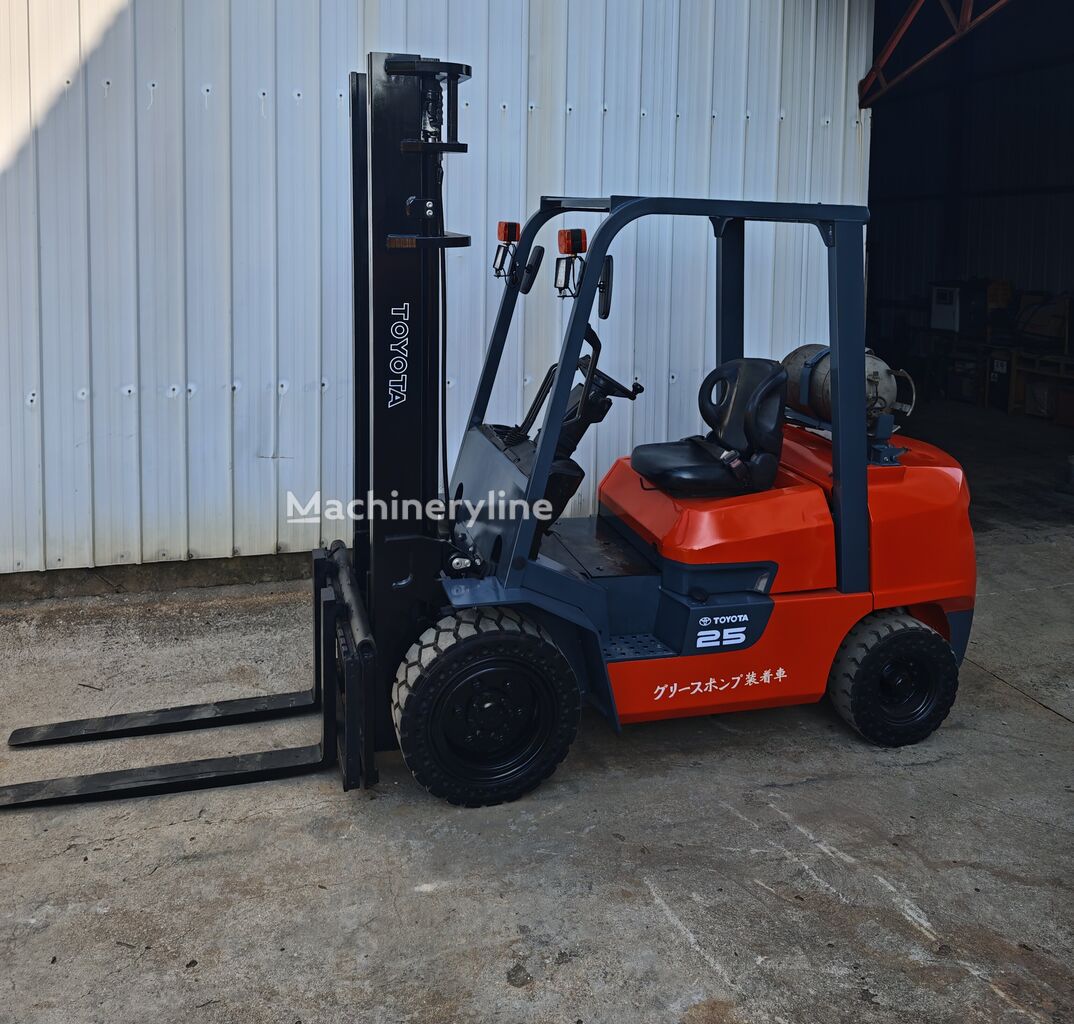 Chariot élévateur à essence/gaz Toyota FG25 - Machineryline