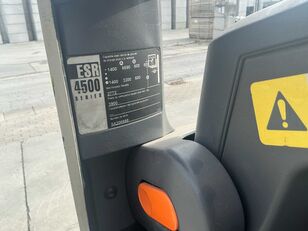 Empilhador retráctil Crown ESR4500 a venda - Imagem 9 | Machineryline PT Empilhador retráctil Crown ESR4500 | Imagem 9 - Machineryline