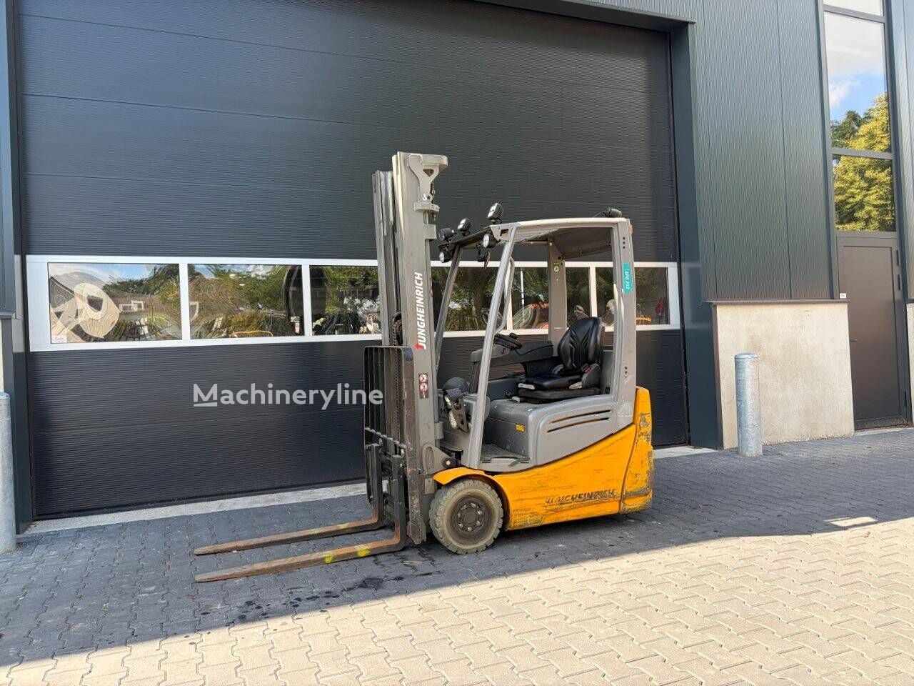 Empilhador retráctil Jungheinrich EFG213 - Machineryline
