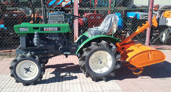 máy kéo mini Kubota B6000