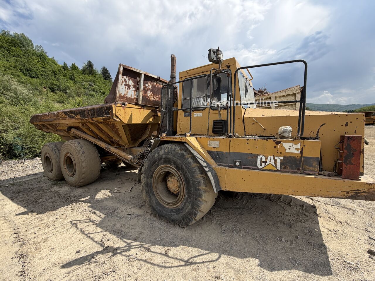 Tombereau articulé Caterpillar D300 - Machineryline