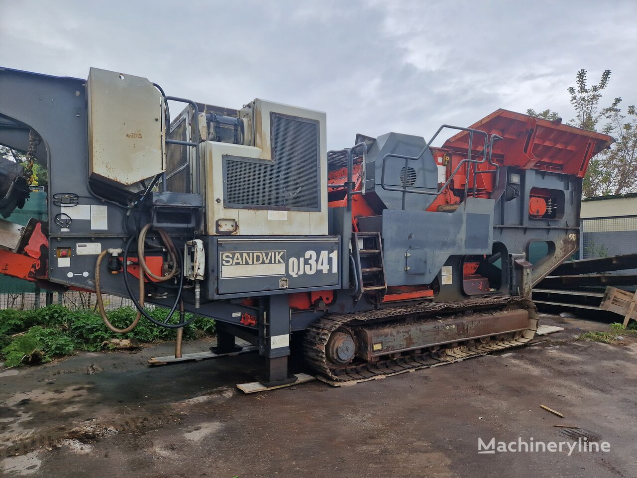 Sandvik QJ341 mobile crushing plant