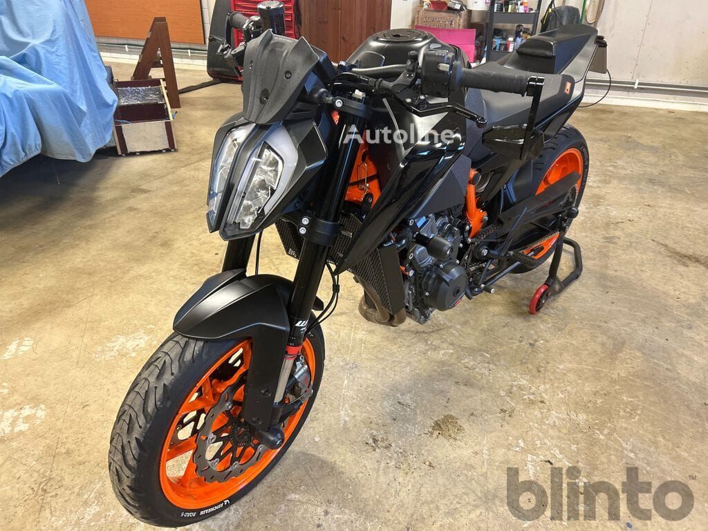KTM 890 Duke R motorbike - Autoline