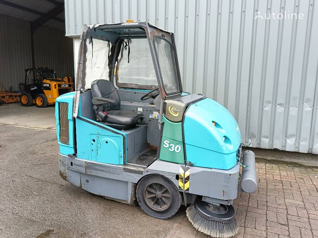 سيارة كنس الشوارع Tennant S30 LPG veegmachine bezem wagen sweeper 2008 CE