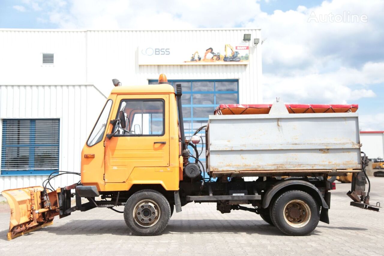 Multicar M26 mit Schild und Streu-Aufbau Schneeräummaschine