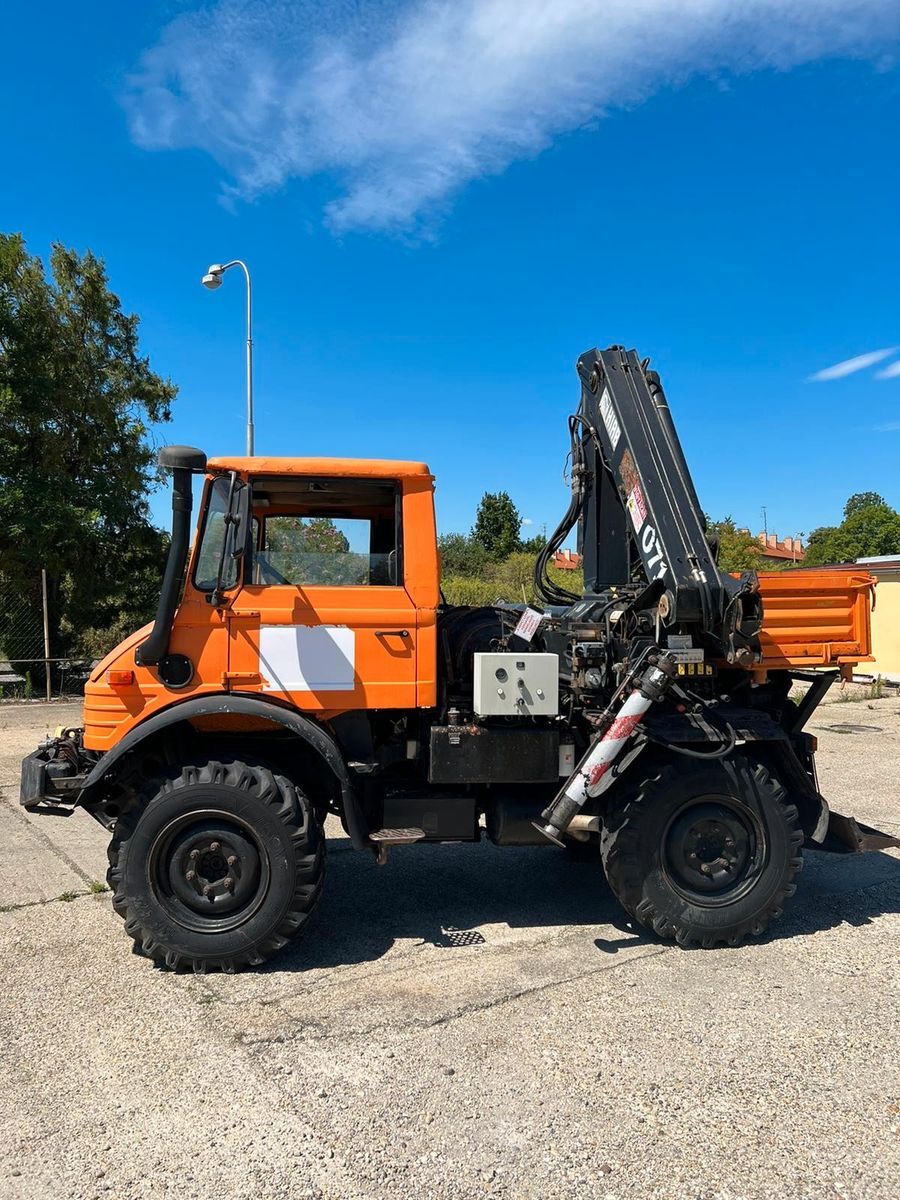 Mercedes-Benz UNIMOG U-900 máquina comunitaria universal