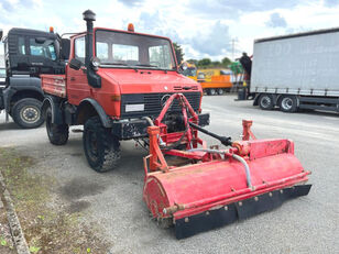 Mercedes-Benz Unimog U 424 ユニバーサル公共機械