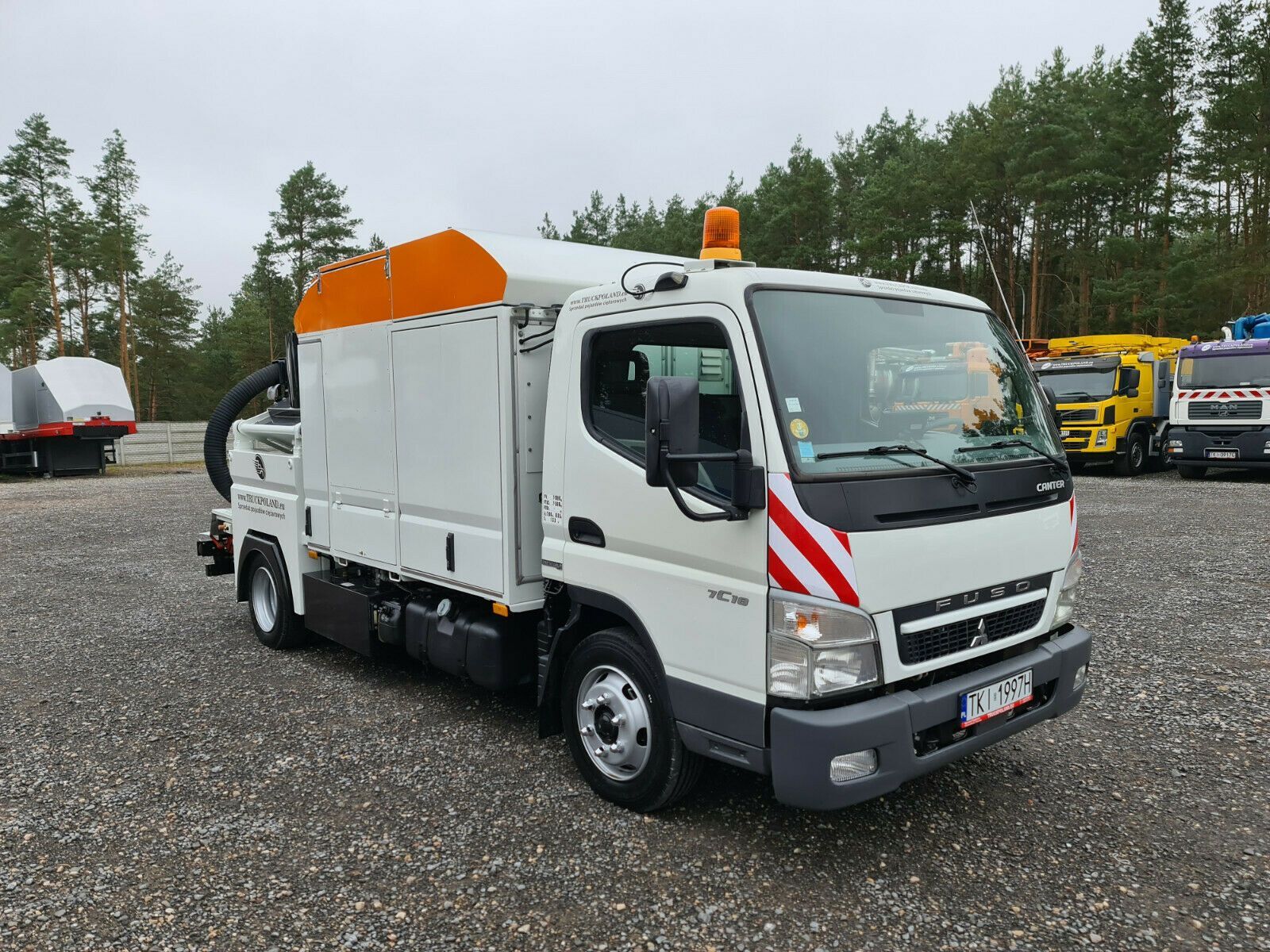 Mitsubishi CANTER	Szippantóskocsi vidanjör