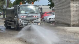 Mitsubishi Fuso 9C18 lastebil med vannspreder