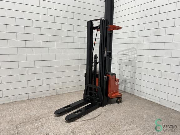 BT LSV 1250 pallet stacker