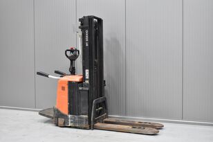 BT SPE 125 pallet stacker