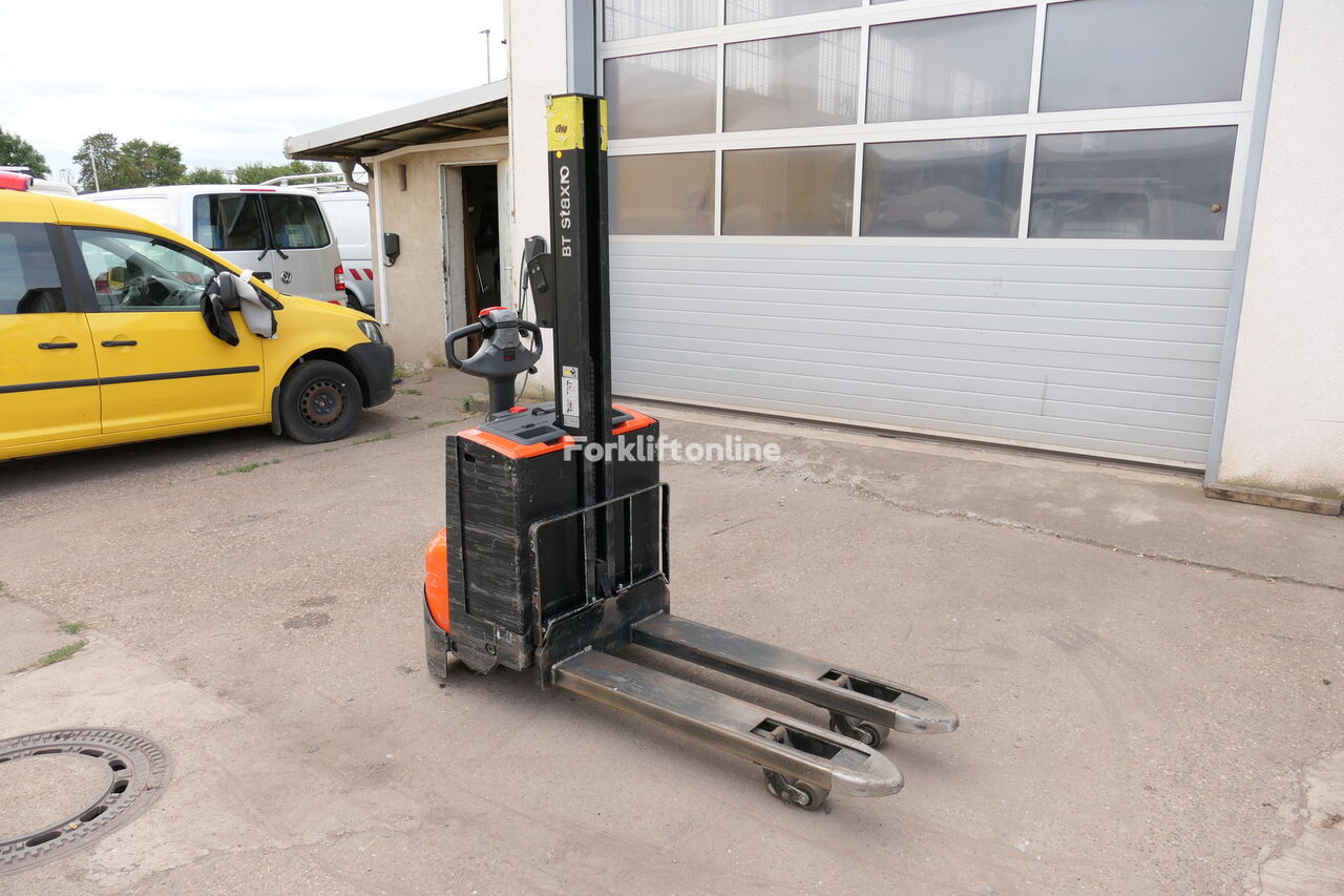 BT SWE 080L pallet stacker