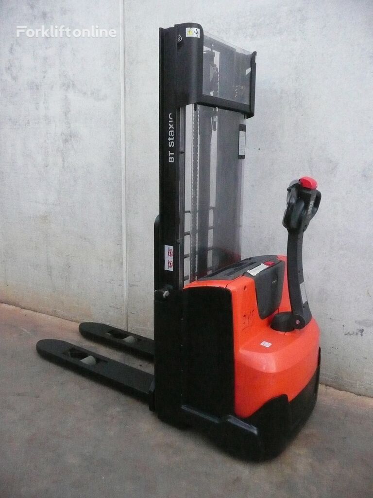 BT SWE 100 pallet stacker