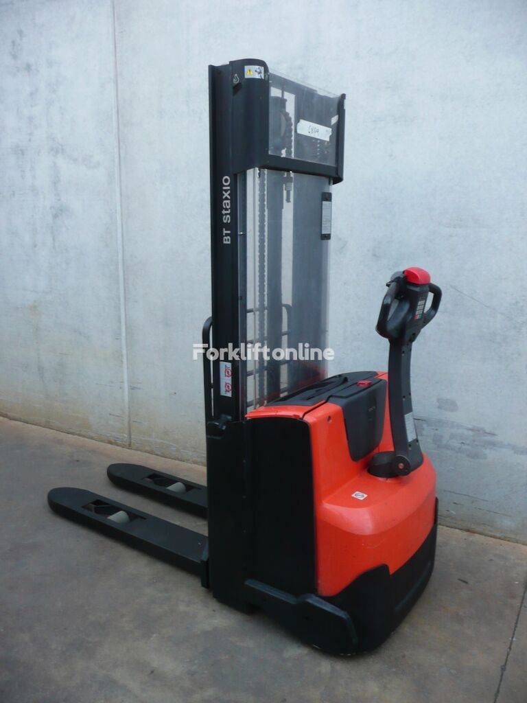 BT SWE 100 pallet stacker