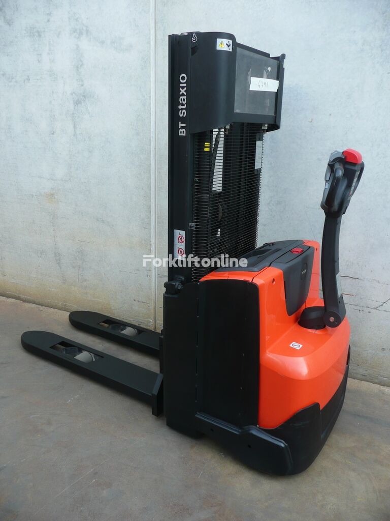 BT SWE 120 pallet stacker