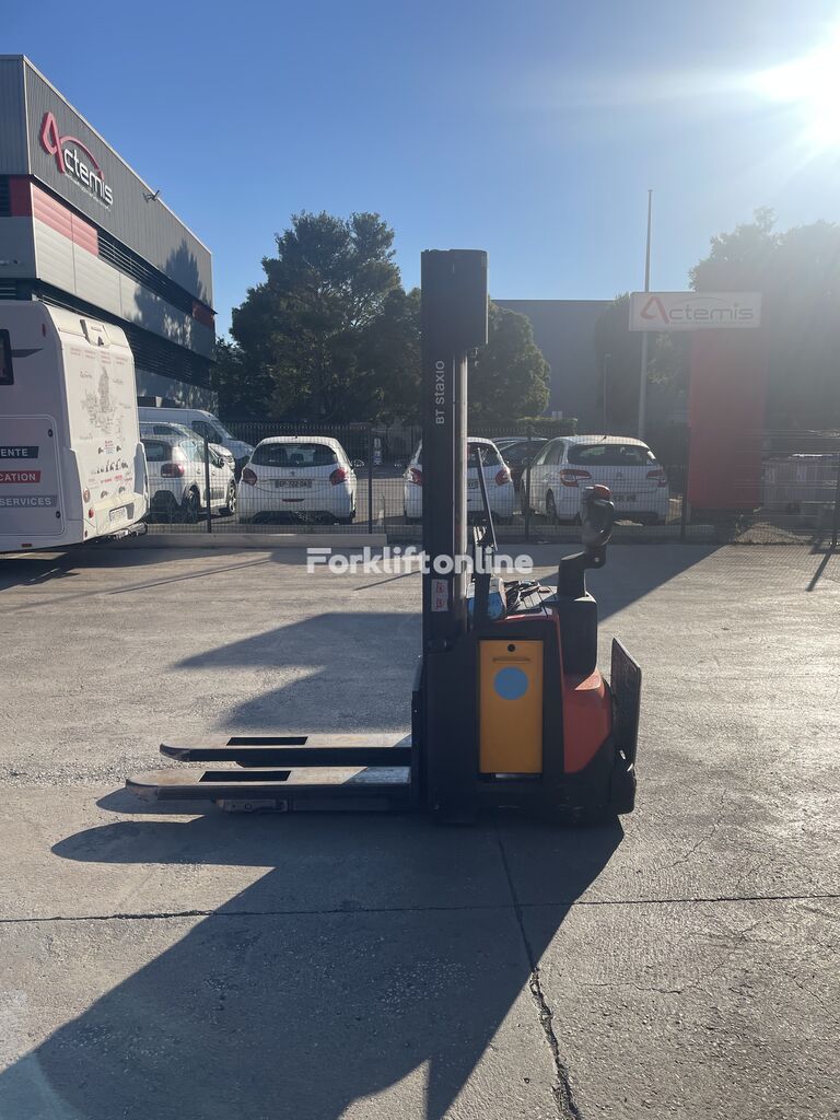 BT SWE 120 pallet stacker