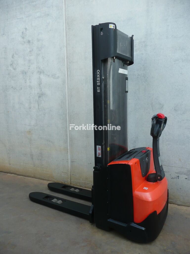 BT SWE 140 pallet stacker