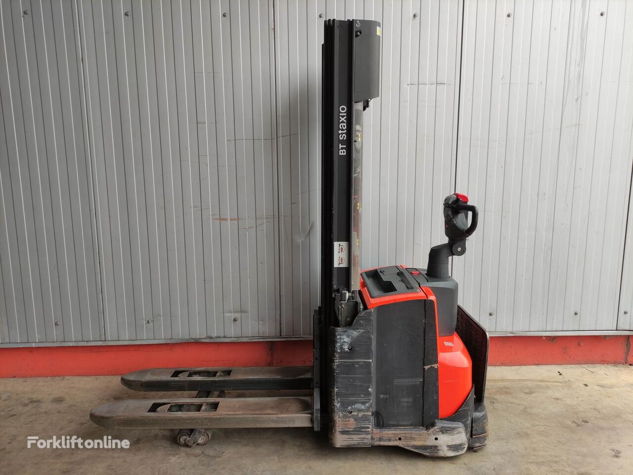 BT SWE 140 L pallet stacker