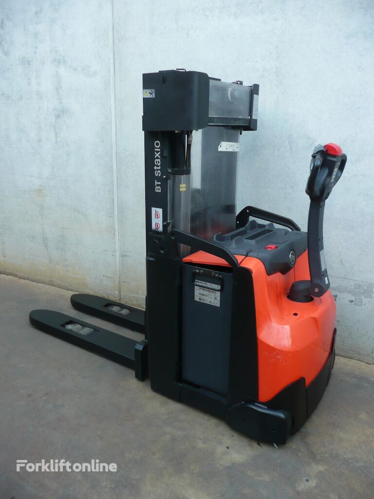 BT SWE 200 pallet stacker