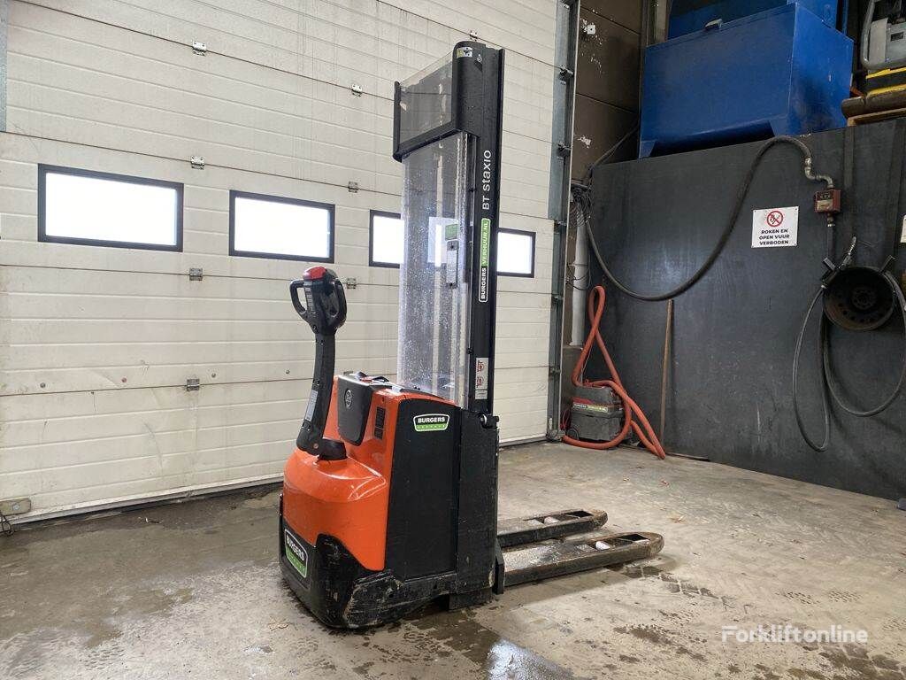 BT SWE120 pallet stacker