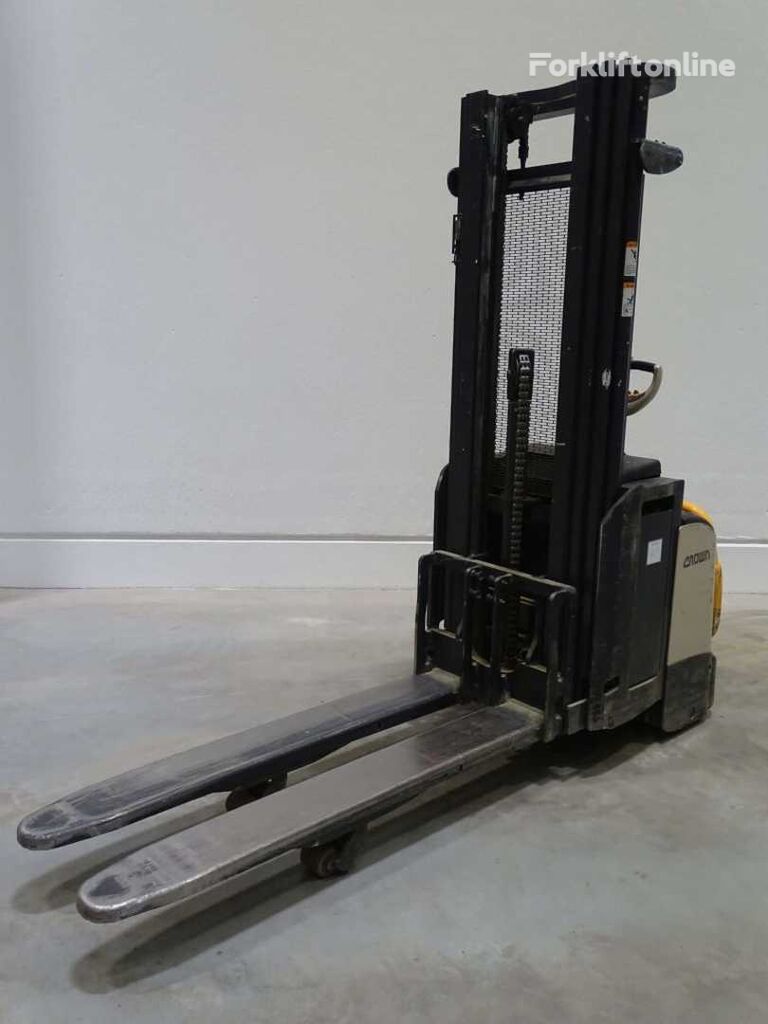 Crown ETI40001.6TT pallet stacker