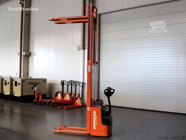 Doosan LEDS 12X  pallet stacker