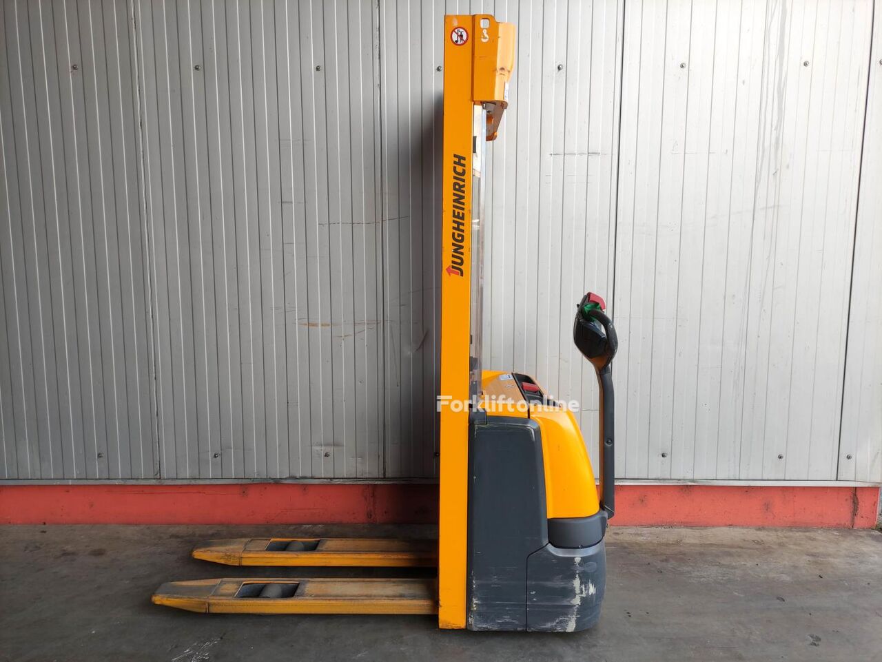 Jungheinrich EJC 112 pallet stacker