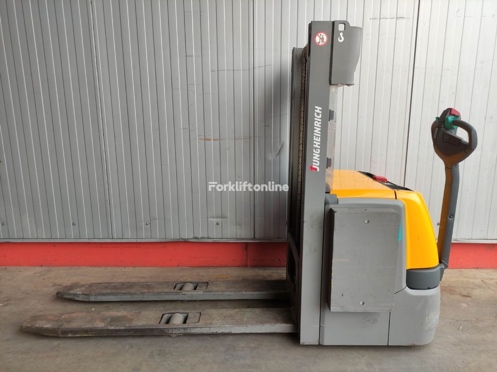 Jungheinrich EJC212 pallet stacker