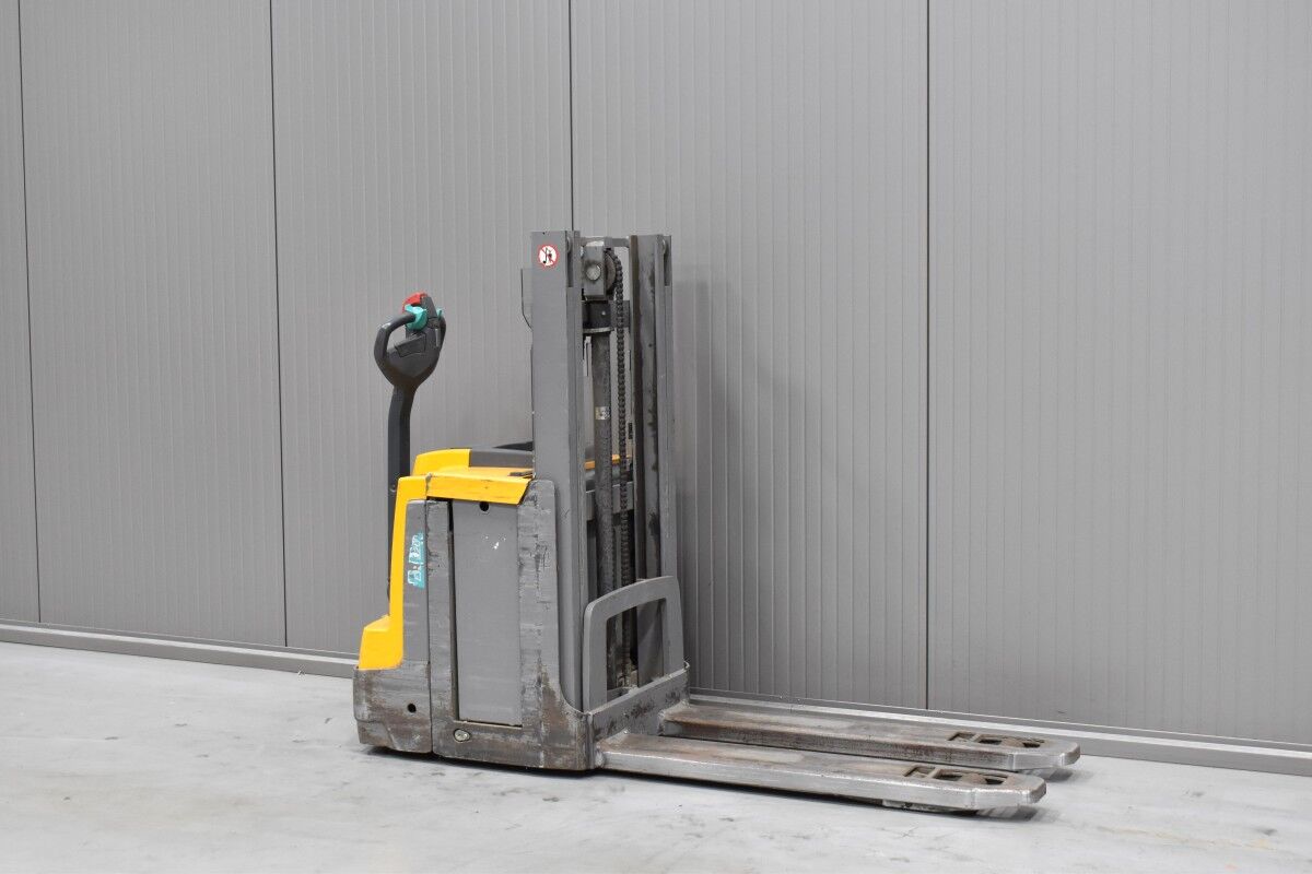 Jungheinrich EJD 220 pallet stacker