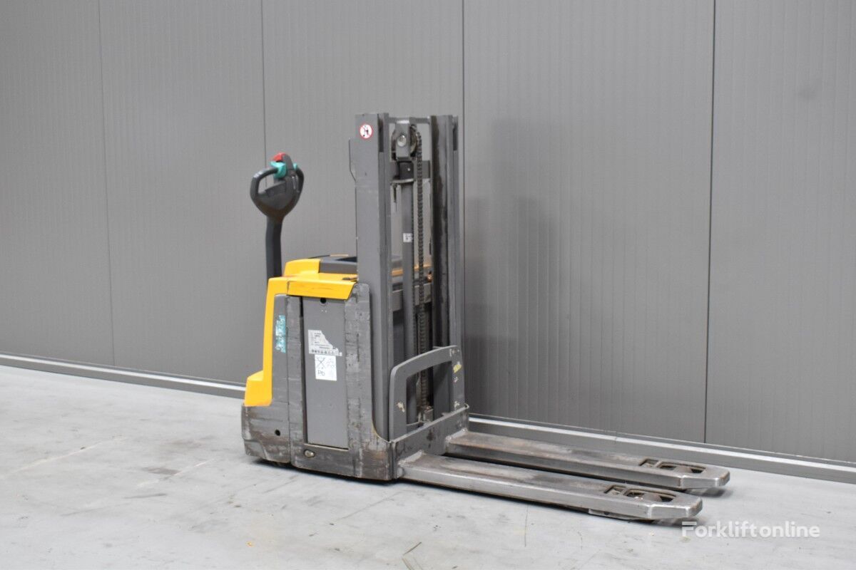 Jungheinrich EJD 220 pallet stacker