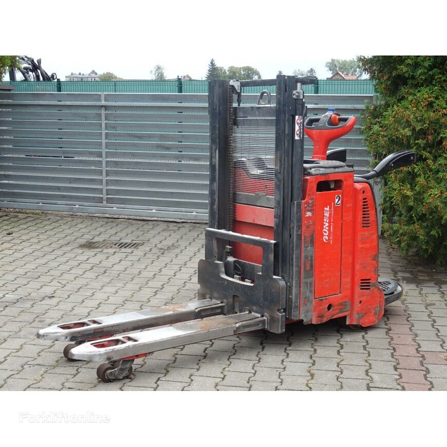 Linde D12AP pallet stacker