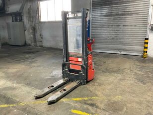 Linde L10 pallet stacker