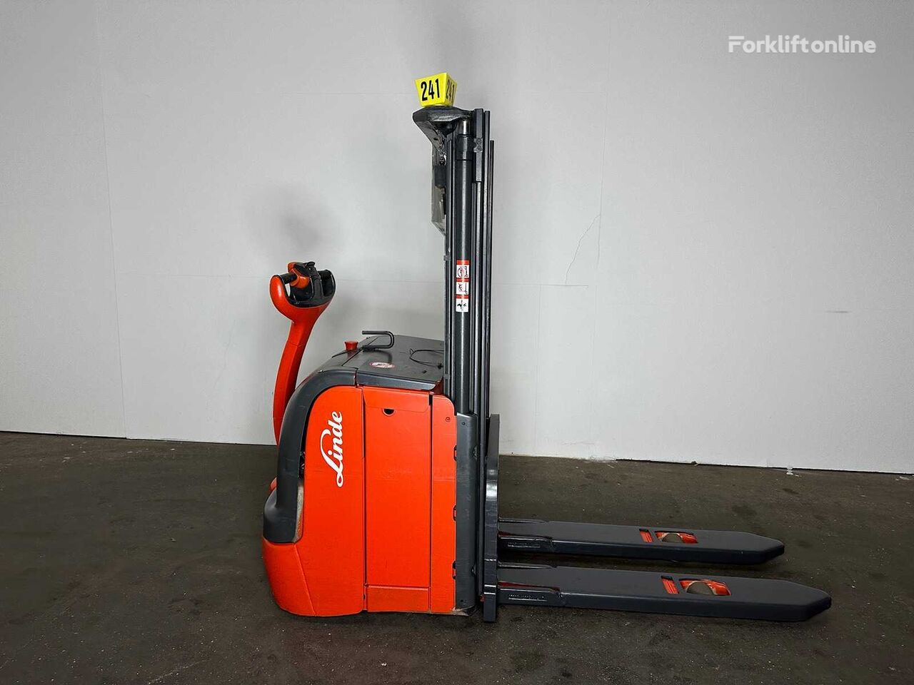 Linde L16 pallet stacker