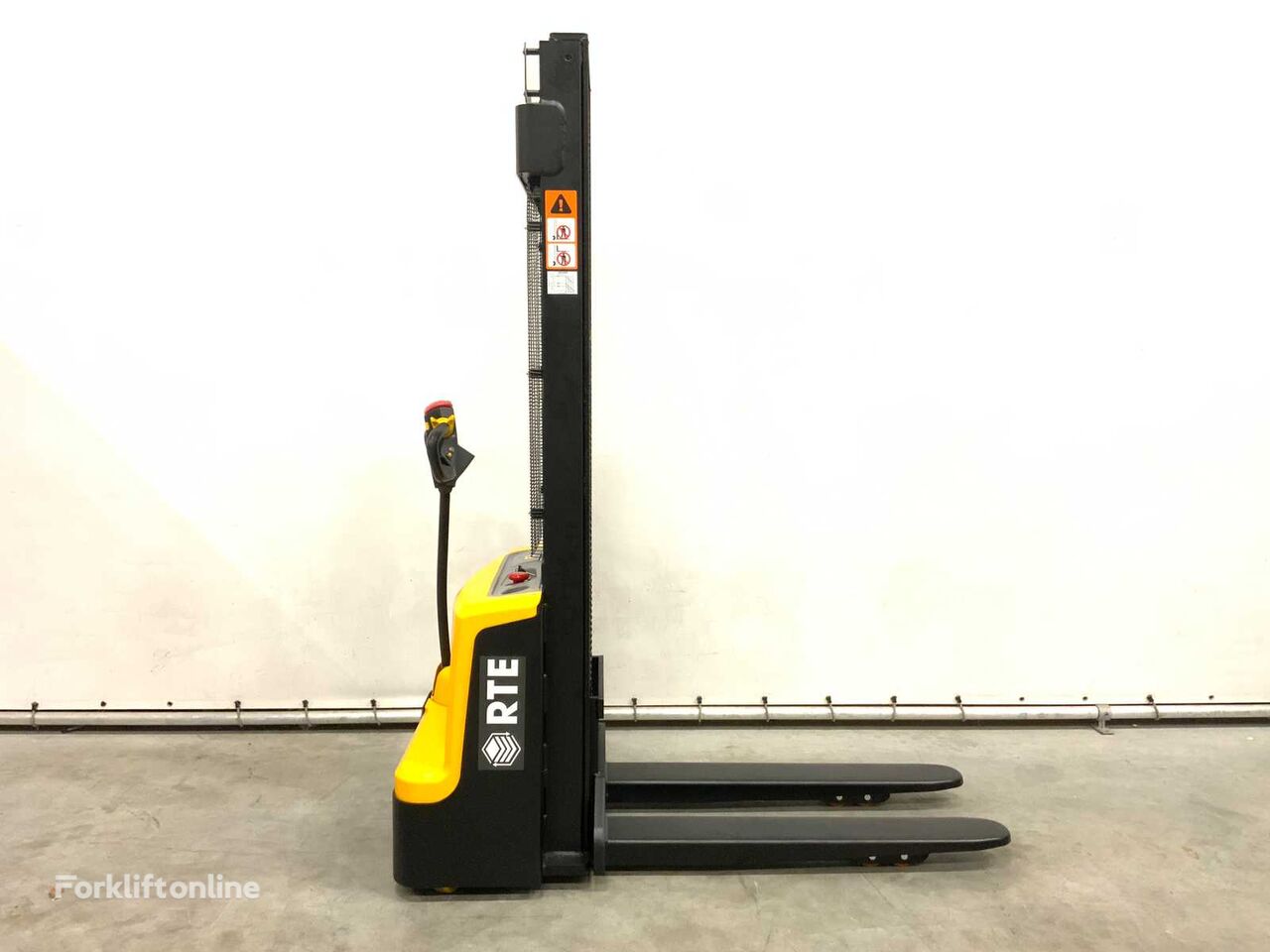 RTE 6184 pallet stacker