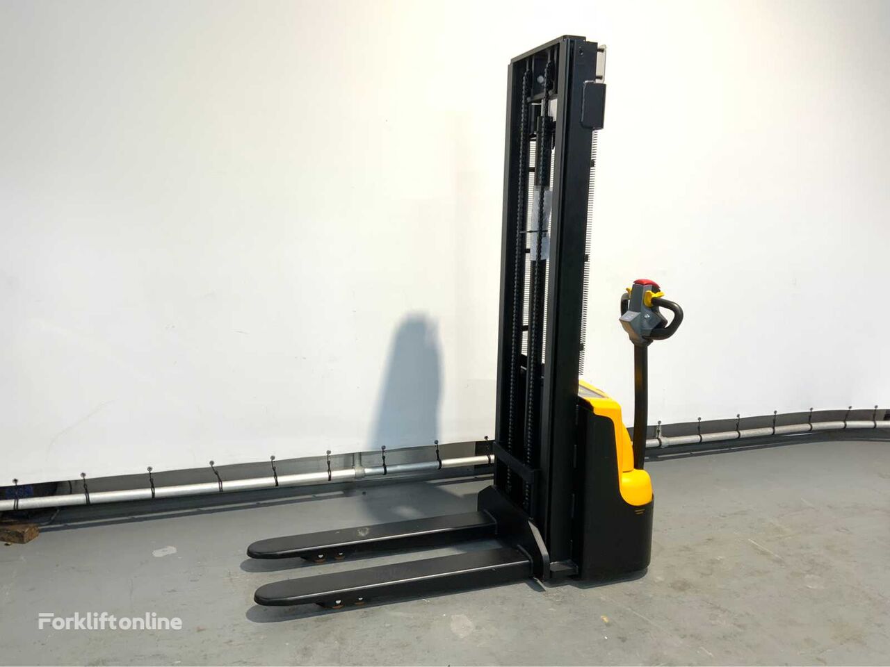 RTE Staxx 3.5M pallet stacker