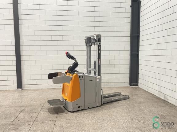 Still EXD-SF20 pallet stacker