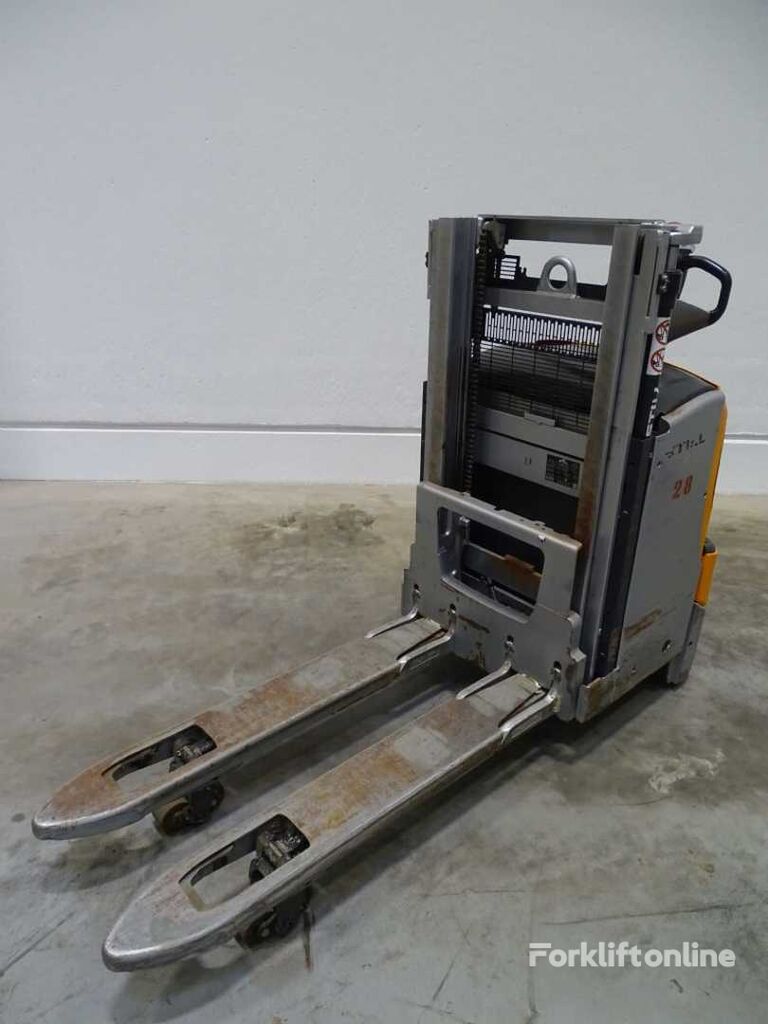 Still EXD18L pallet stacker